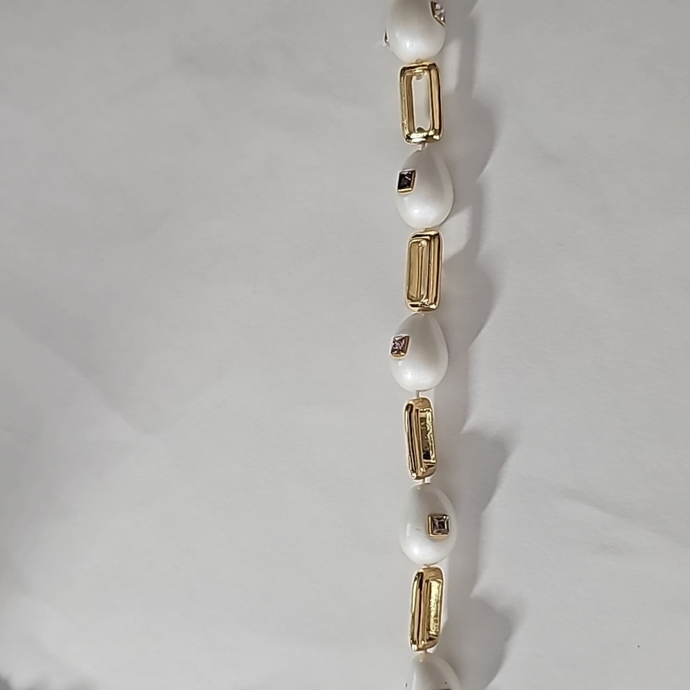 Ann Taylor Faux Pearl & Gold Bracelet NWOT - Picture 3 of 3